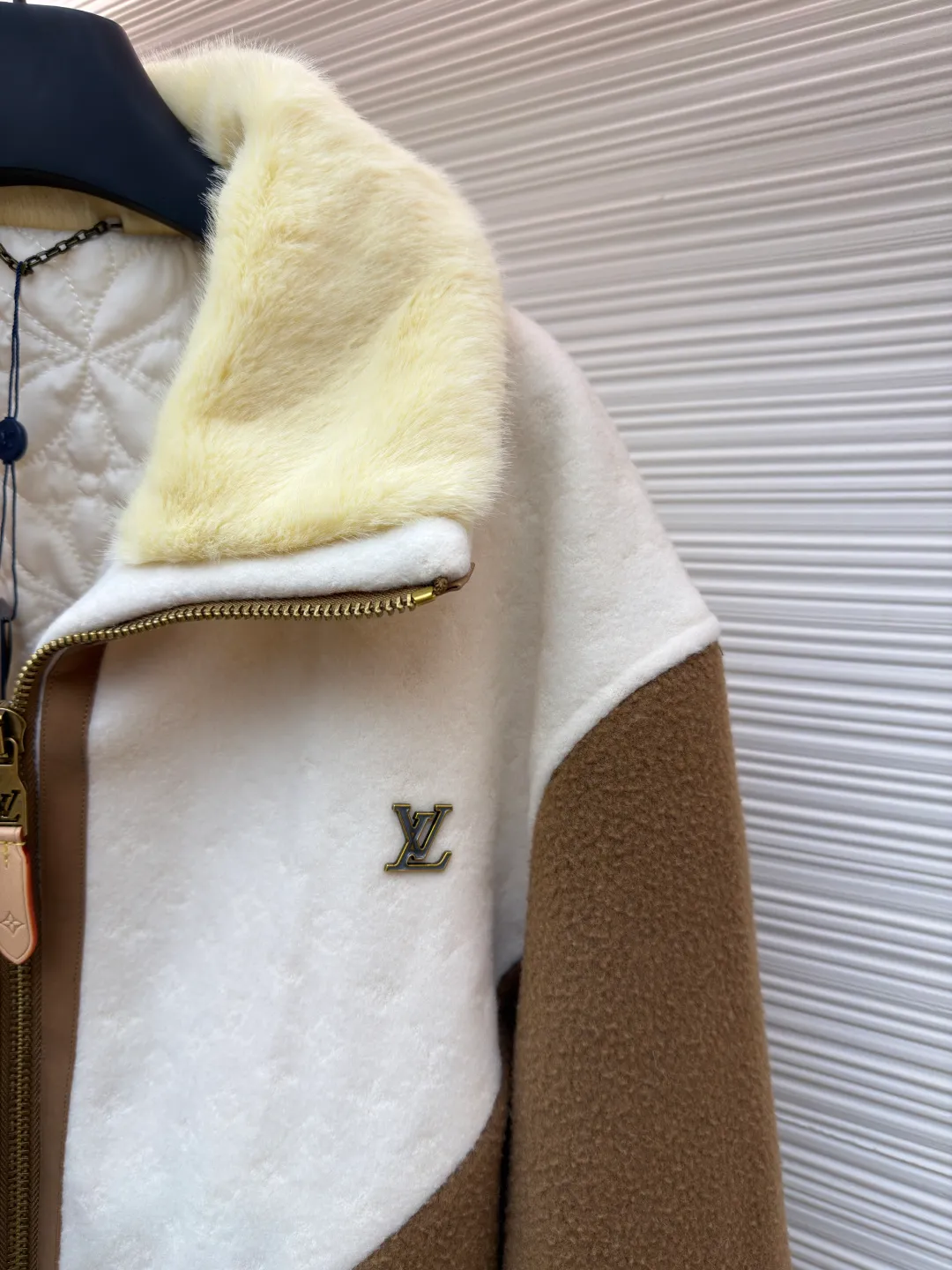 LOUIS VUITTON Shearling collar patchwork jacket ●Original version: 30006 purchase and development ●Item number: 1681987-C25 ●Fabric: wool fabric ●Technology: Positioning cutting machine ●Color: yellow and white ●Version: Fitted version ●Weight: about 1630 grams ●Size: S-M-L-XL ●Description: This sheepskin jacket injects a touch of chic après-ski casual style into your winter look. Featuring a striking 'V' yoke at the front and back, it's made from a blend of sheep's wool and tussah silk and embellished with a Monogram jacquard pattern. The soft shearling collar pulls up to wrap around the neck, while the quilted Monogram pattern on the interior further enhances warmth and comfort. The finishing touch is the LV trim on the chest and refined leather trim on the zippers and pockets. 90% sheep wool, 10% cashmere; Fabric 2: 86% sheep wool, 14% tussah silk; Lining 1: 100% polyester; Lining 2: 100% cotton; Filling: 100% polyester shearling; Cow leather; Except for trim; Contrast yoke with all-over logo jacquard Striped ribbed waist and cuffs The left chest is decorated with metal logo accessories. The quilted logo lining zipper opening and closing has a straight and delicate overall line. The fabric is comfortable and soft, and the color is consistent without color difference. It can be matched with the same style to create a fashionable look and control various occasions. Customized accessories, complete with three labels, same style for men and women!